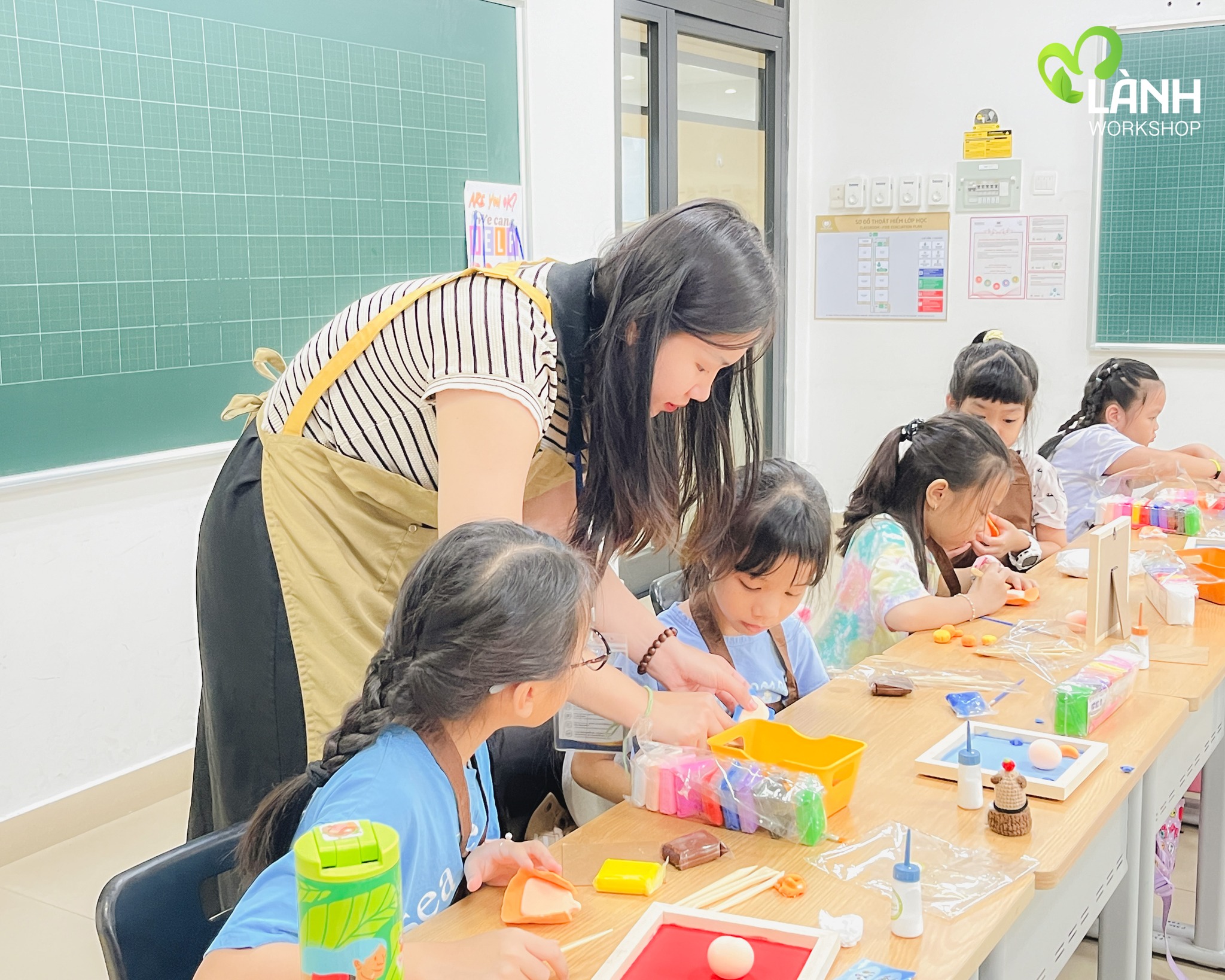 Workshop Doanh Nghiệp "Tranh Chibi" Cùng CLB Handmade Vinschool workshop tranh chibi đất sét
